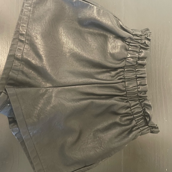 Black leather shorts with pockets - Picture 3 of 3
